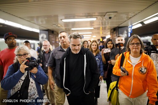 Joaquin Phoenix apoia campanha vegana no metrô de Toronto