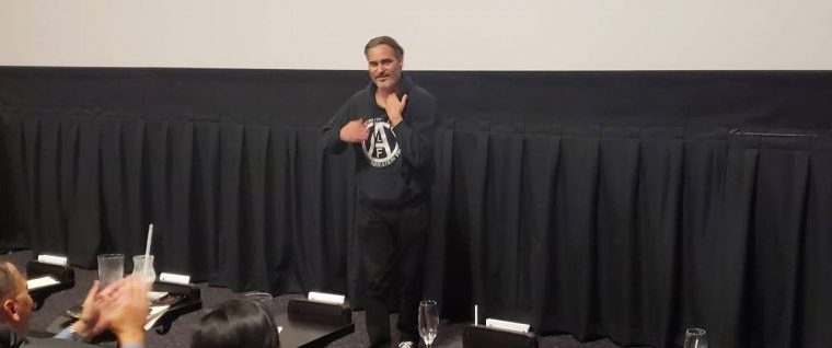 Joaquin Phoenix surpreende fãs nos cinemas em Los Angeles