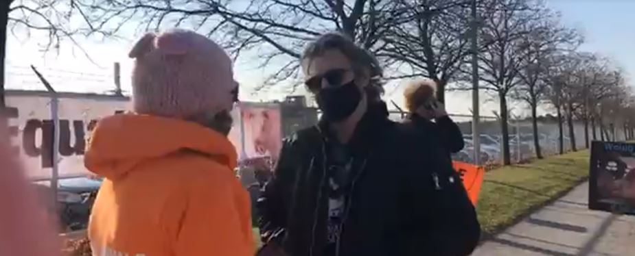 Joaquin Phoenix participa de vigília e visita restaurante no Canadá!