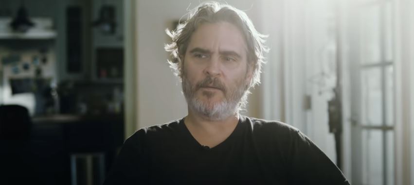 Joaquin Phoenix reencontra vaca e filhote resgatados no Dia da Terra