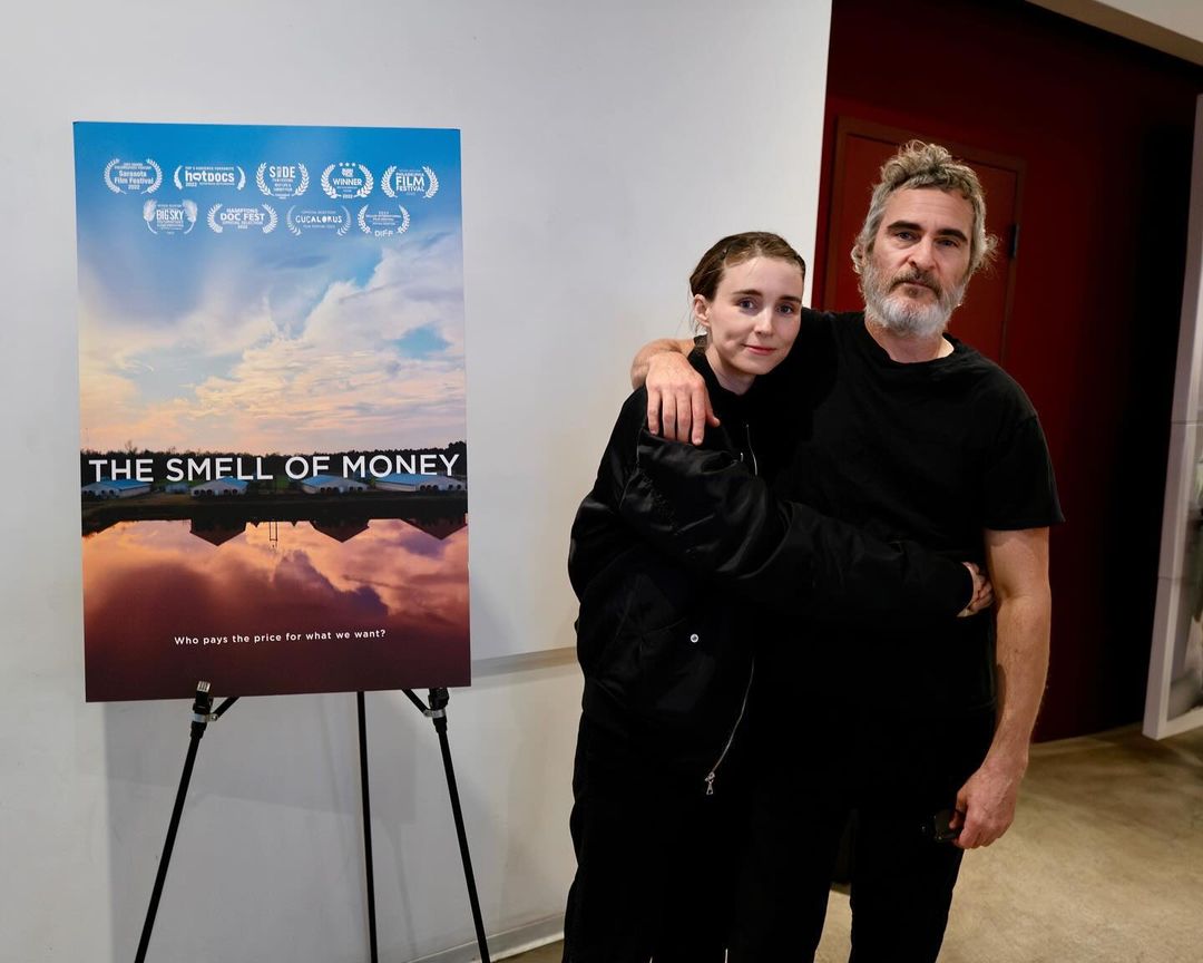 Joaquin e Rooney participam de exibição do doc “The Smell of Money” em LA!