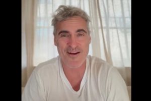 Joaquin Phoenix envia mensagem aos recém-formados da New Roots Institute