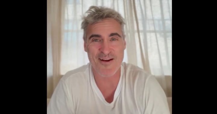 Joaquin Phoenix envia mensagem aos recém-formados da New Roots Institute