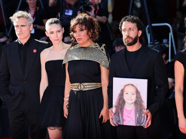 Joaquin Phoenix e Rooney Mara comparecem ao Festival de Veneza em apoio ao drama de Gaza “The Voice of Hind Rajab”