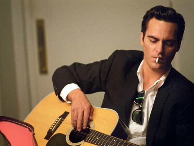 Joaquin Phoenix teve três semanas para se transformar em Johnny Cash — veja como ele fez isso.